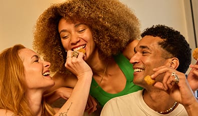 mood_friends_eating_fingerfood_2